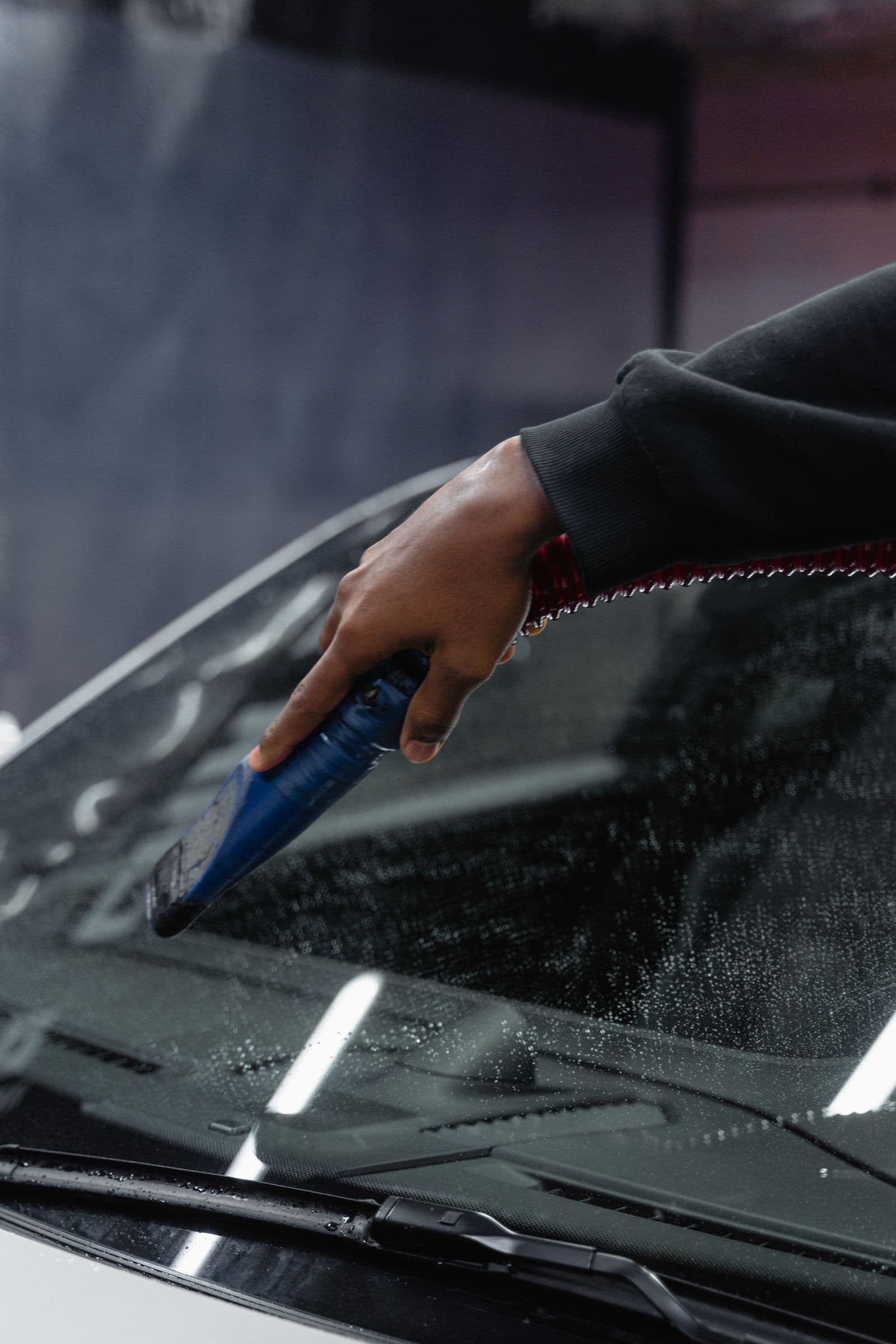 Warm air drying a windscreen without touching the glass